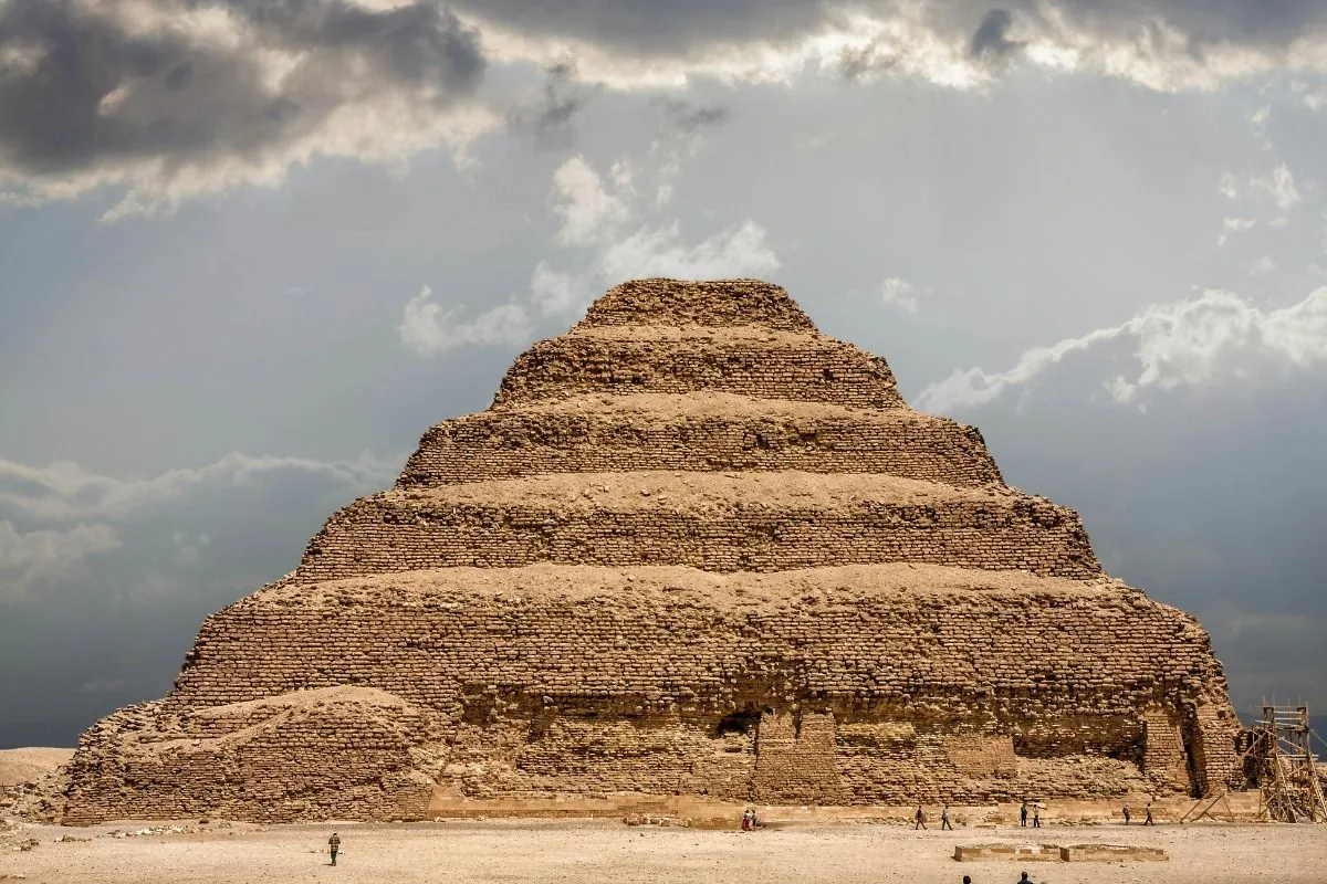 Pyramids & Saqqara Day Trip from Hurghada by Plane – photo 2
